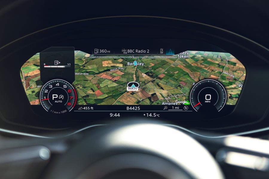 Панель приборов Audi A4 35 TFSI Sport (B9) 2019 года  (UK) (фото 12 из 21)